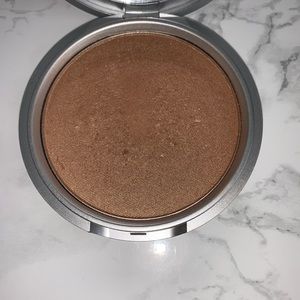 theBalm Makeup - THE BALM BETTY LOU-MANIZER HIGHLIGHTER theBalm Makeup - THE BALM BETTY LOU-MANIZER HIGHLIGHTER